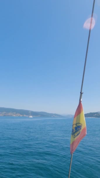 Sailboat Flying Spanish Flag Slow Motion Overlooking Vigo Bay Moaa — Stock Video