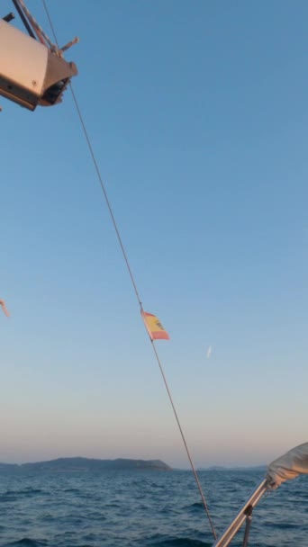 セイルボートのビュー スローモーションショット スペインのフラッグロービング シャドウで風に吹き込む ガリシア ゴールデン時間前 — ストック動画