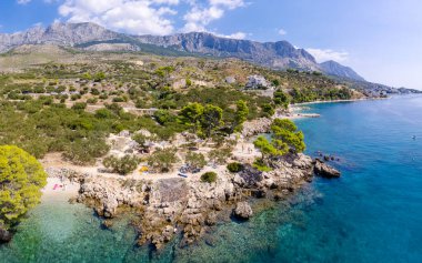 Çarpıcı manzarası kayalık ada ve plaj, Brela, Makarska riviera, Dalmaçya, Hırvatistan, Avrupa konusunda temiz su ile