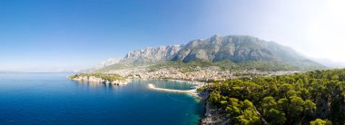 Hırvatistan 'ın Dalmaçya kentinde Breal plajı ve Biokovo dağlarının panoramik manzarası, Makarska rivierası