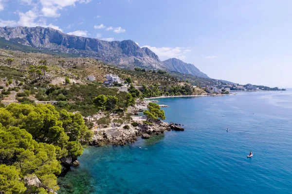 Çarpıcı manzarası kayalık ada ve plaj, Brela, Makarska riviera, Dalmaçya, Hırvatistan, Avrupa konusunda temiz su ile