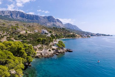 Çarpıcı manzarası kayalık ada ve plaj, Brela, Makarska riviera, Dalmaçya, Hırvatistan, Avrupa konusunda temiz su ile