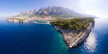 Çarpıcı manzarası kayalık ada ve plaj, Brela, Makarska riviera, Dalmaçya, Hırvatistan, Avrupa konusunda temiz su ile