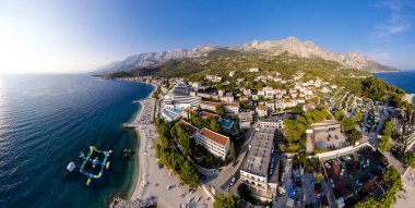 Adriyatik Denizi üzerindeki küçük Podgora kasabasına bak