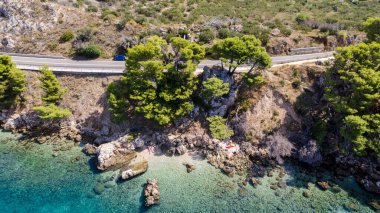 Tucepi Riviera, Hırvatistan 'ın Adriyatik Denizi kıyısının bir parçasıdır. Deniz manzaralı güzel mavi bir göl..