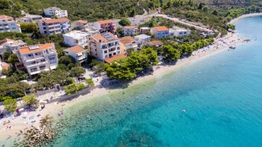 Tucepi Riviera, Hırvatistan 'ın Adriyatik Denizi kıyısının bir parçasıdır. Deniz manzaralı güzel mavi bir göl..