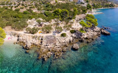 Tucepi Havayolları 'nın Makarska Riviera' daki Tucepi kasabası manzarası. Hırvatistan 'ın Dalmaçya bölgesi