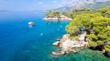 Tucepi Havayolları 'nın Makarska Riviera' daki Tucepi kasabası manzarası. Hırvatistan 'ın Dalmaçya bölgesi