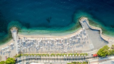 Adriyatik Denizi 'ndeki küçük Podgora kasabasına bakın. Güzel bir tropikal deniz kıyısı ve sahil manzarası.