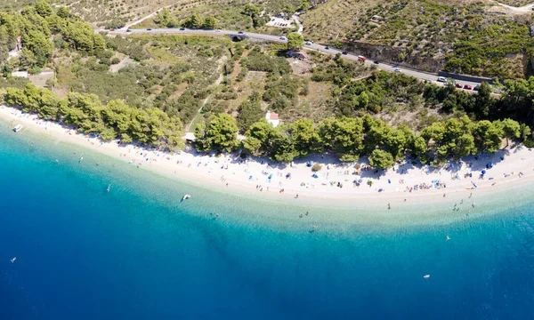 ツケピ リビエラ Tucepi Riviera はアドリア海のクロアチア沿岸の一部である 美しい青いラグーンと海の空中ビュー — ストック写真