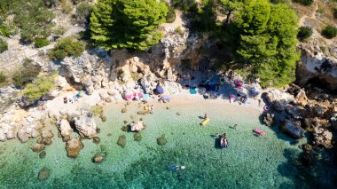 Hırvatistan 'ın Dalmaçya kentinin Brela kasabası yakınlarındaki güzel sahil. Makarska Riviera, Avrupa 'nın ünlü simgesi ve turistik beldesi - Akdeniz' in kayalık kıyısı