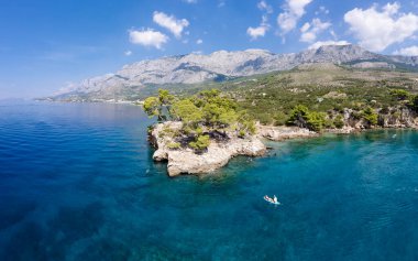 Tucepi Havayolları 'nın Makarska Riviera' daki Tucepi kasabası manzarası. Hırvatistan 'ın Dalmaçya bölgesi