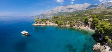 Tucepi Havayolları 'nın Makarska Riviera' daki Tucepi kasabası manzarası. Hırvatistan 'ın Dalmaçya bölgesi