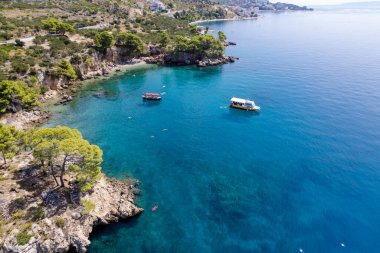 Tucepi Havayolları 'nın Makarska Riviera' daki Tucepi kasabası manzarası. Hırvatistan 'ın Dalmaçya bölgesi