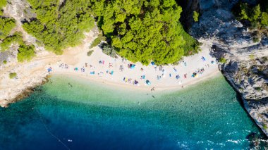 Hırvatistan, Adriyatik deniz arka planında plaj - güzel deniz manzarası