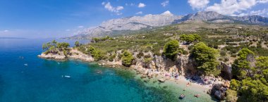 Güzel güneş ışığında Tucepi town beach.