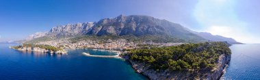 Kotor Körfezi kıyısının havadan görüntüsü. Hırvat, Kampanya, Makarska 
