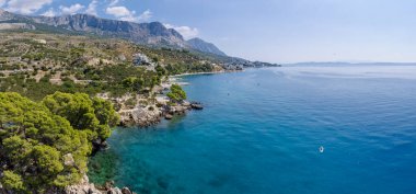 Çamların arasından Makarska / Tucepi sahilinin güzel bir manzarası. Dalmaçya, Hırvatistan.
