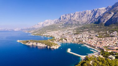 Kotor Körfezi kıyısının havadan görüntüsü. Hırvat, Kampanya, Makarska 