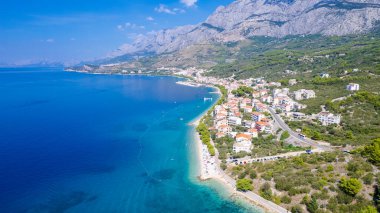 güzel masmavi mavi Akdeniz sahil Hırvatistan yeşil ağaçları ile çevrili