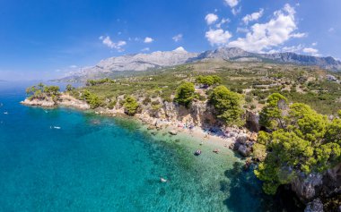 Çamların arasından Makarska / Tucepi sahilinin güzel bir manzarası. Dalmaçya, Hırvatistan.