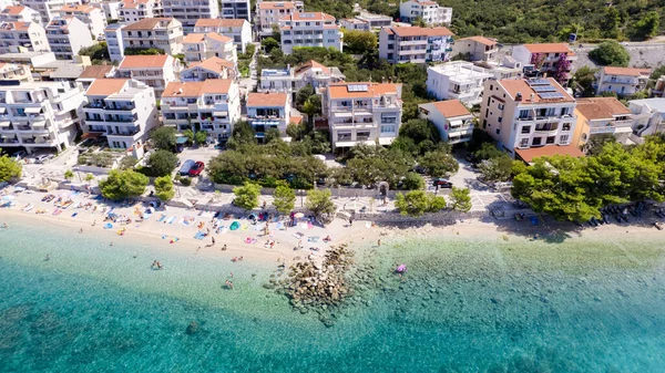 Hermosa Playa Azul Azul Mediterráneo Rodeado Árboles Verdes Croacia — Foto de Stock