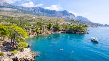 Hırvatistan. Üst görünümden bir arka plan olarak sahil. Üst ten turkuaz su arka plan. Havadan yaz deniz manzarası. Seyahat - resim