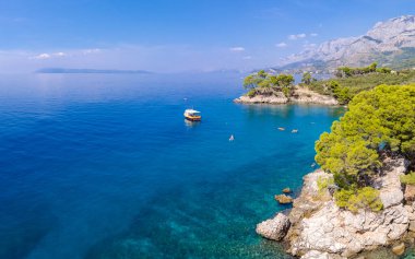 Hırvatistan. Üst görünümden bir arka plan olarak sahil. Üst ten turkuaz su arka plan. Havadan yaz deniz manzarası. Seyahat - resim