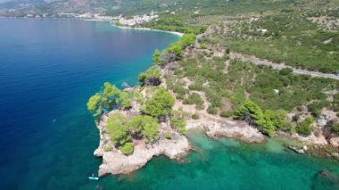Hırvatistan 'ın güzel bir kıyısı, Hvar Adası, kayalık plaj, kristal berrak deniz manzarası