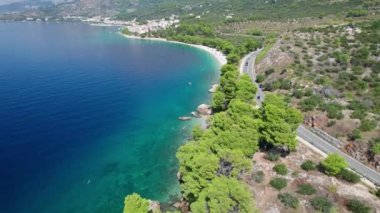 Hırvatistan 'ın güzel bir kıyısı, Hvar Adası, kayalık plaj, kristal berrak deniz manzarası