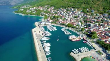 Brela 'nın yaz ayındaki hava manzarası, Hırvatistan