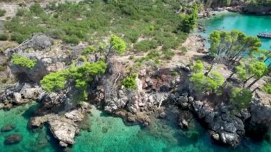 Hırvatistan 'ın doğal kayalık plajı, Hırvatistan' ın Pula kentinde Akdeniz tatil beldesi, Adriyatik Denizi, Hırvatistan kıyılarında tatil. Yüksek kalite 4k görüntü