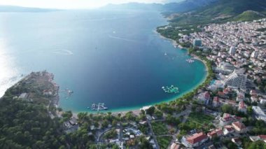 Adriyatik 'in Makarska plajları ve liman manzarası, Hırvatistan' ın Dalmaçya bölgesi