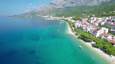 Zlatni Rat (Golden Cape veya Golden Horn) Hırvatistan 'ın Brac Adası' nın Bol kasabasındaki ünlü turkuaz plajı. Hırvatistan 'ın Brac adasındaki Bol' da yaz mevsiminde Zlatni Rat kumlu plajı.