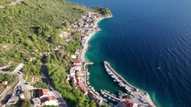 Makarska Hırvatistan Yüksek Açısı İHA atışı, plaj ve kasaba yaz günü mavi gökyüzü
