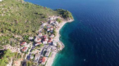 Biokovo Dağları ile güzel çakıl plaj arka plan ve çarpıcı renkli günbatımı, Brela, Makarska riviera, Dalmaçya, Hırvatistan, Europe