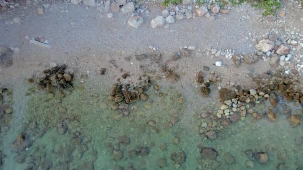 クロアチアの天然岩のビーチ クロアチアの地中海の休日の目的地 アドリア海 クロアチアの海岸での休暇 高品質4K映像 — ストック動画