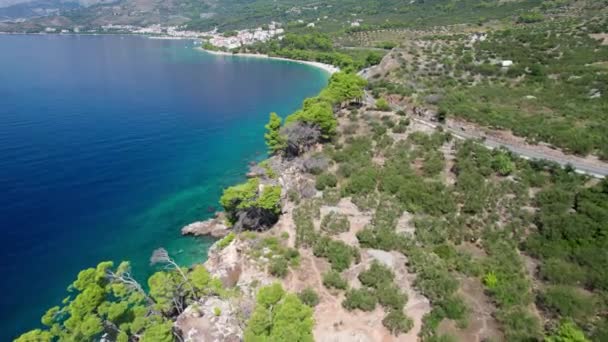 Low Angle Drone Reis Zijdelings Links Brela Strand Kroatië — Stockvideo