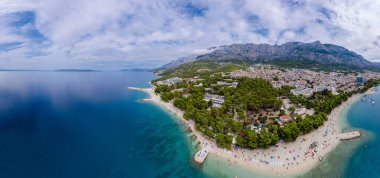 Hırvatistan 'ın Makarska Riviera liman manzaralı, Dalmaçya bölgesindeki Gradac köyü