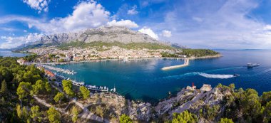 Hırvatistan 'daki inanılmaz teknelerin havadan görünüşü. Marina Körfezi 'nde tekne ve deniz manzarası var. Liman insansız hava aracı, yat, motorlu tekne ve yelkenli. Güzel port