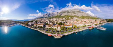 Hırvatistan 'ın Dalmaçya kentinde Breal plajı ve Biokovo dağlarının panoramik manzarası, Makarska rivierası