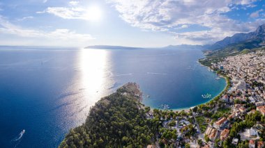 Hırvatistan 'ın Dalmaçya kentinde Breal plajı ve Biokovo dağlarının panoramik manzarası, Makarska rivierası