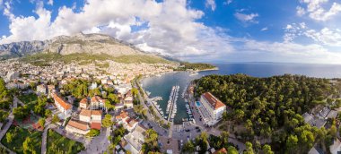 Hırvatistan 'daki inanılmaz teknelerin havadan görünüşü. Marina Körfezi 'nde tekne ve deniz manzarası var. Liman insansız hava aracı, yat, motorlu tekne ve yelkenli. Güzel port