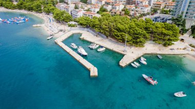 Adriyatik 'in Makarska plajları ve liman manzarası, Hırvatistan' ın Dalmaçya bölgesi