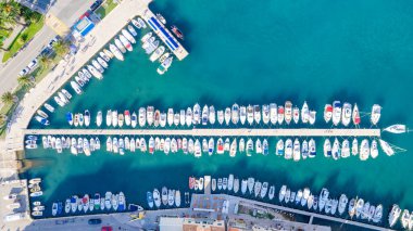 Hırvatistan 'daki inanılmaz teknelerin havadan görünüşü. Marina Körfezi 'nde tekne ve deniz manzarası var. Liman insansız hava aracı, yat, motorlu tekne ve yelkenli. Güzel port