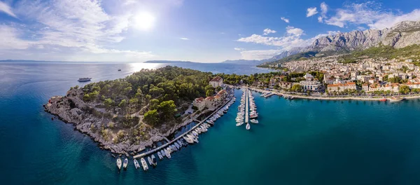 クロアチアの素晴らしいボートの空中ビュー マリーナベイでボートや海と最小限の風景の背景 ヨット モーターボート 帆船で港の無人機からのトップビュー 美しい港 — ストック写真