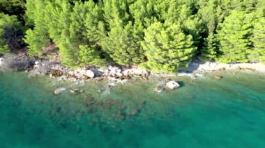 Hırvatistan 'ın Korcula kenti yakınlarındaki Adriyatik Denizi' ndeki kanonun hava manzarası