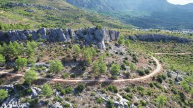 Hırvatistan 'ın Korcula kenti yakınlarındaki Adriyatik Denizi' ndeki kanonun hava manzarası