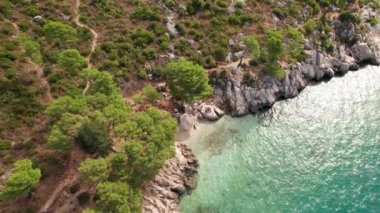 Akdeniz 'deki tropik cennet turkuaz kumsalının insansız hava aracı videosu.