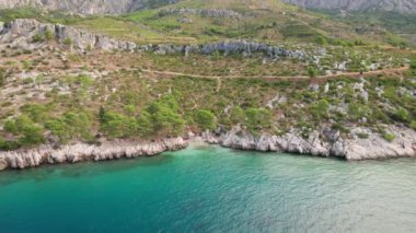 Hırvatistan 'ın doğal kayalık plajı, Hırvatistan' ın Pula kentinde Akdeniz tatil beldesi, Adriyatik Denizi, Hırvatistan kıyılarında tatil. Yüksek kalite 4k görüntü